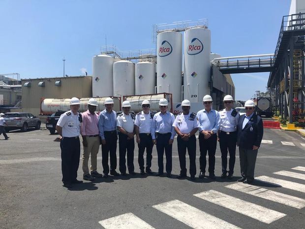 Miembros del Cuerpo de Bomberos de Santo Domingo junto a altos ejecutivos del Grupo Rica en la Jornada Empresarial de Seguridad.