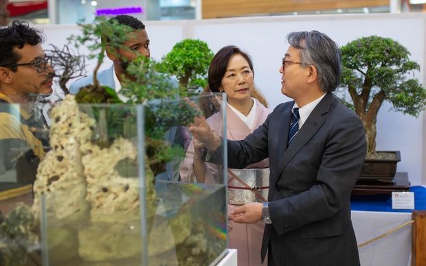 Embajador de Japón Sr. Hiroyuki Makiuchi durante su recorrido por la muestra.