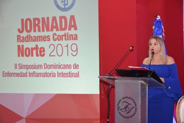 La doctora Zunilda Borges, presidente de la Sociedad Dominicana de Gastroenterología, filial Santiago, al dirigir unas palabras de bienvenida.