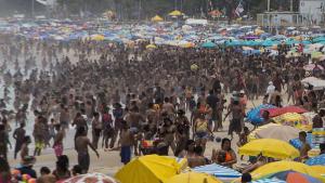 Los brasileños inundan las playas de Río por las altas temperaturas a un mes del verano