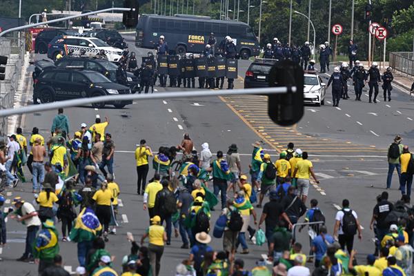 Decenas de opositores bolsonaristas fueron registrados este domingo, 8 de enero, al enfrentarse con un escudrón de la Policía brasileña, luego de que invadieran las sedes del Congreso Nacional, del Supremo Tribunal Federal y del Palacio del Planalto, sede de la Presidencia de la República, en Brasilia (Brasil). 