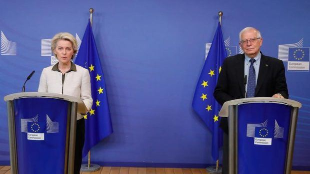 La presidenta de la Comisión Europea, Ursula von der Leyen (izq.), y el responsable de Asuntos Exteriores y Política de Seguridad de la Unión Europea, Josep Borrell (dcha.), hacen una declaración de prensa conjunta sobre nuevas medidas para responder a la invasión rusa de Ucrania.