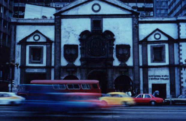 Reflejo de autobuses y carros en México
Dominicana, contemporáneo, c. 1970-1980
Lugar de origen: Cuauhtémoc, Ciudad de México, Estados Unidos Mexicanos
Cedido en préstamo por La Casa Fotográfica Wifredo García
 