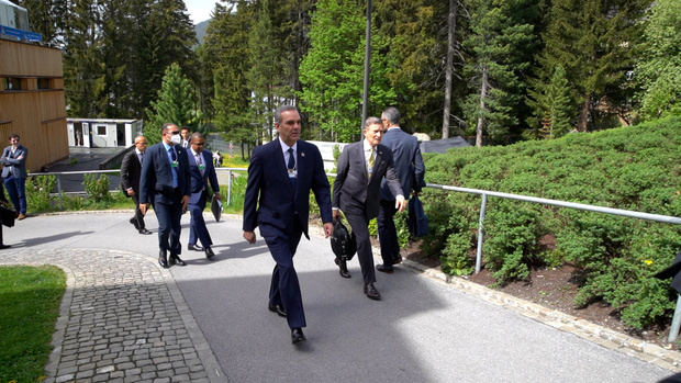 Presidente arriba a Davos.