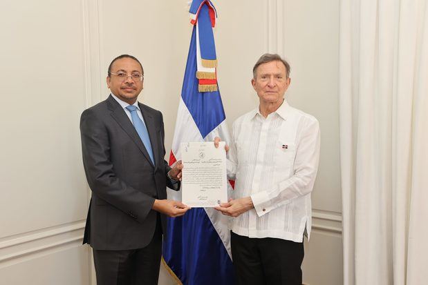 Canciller Roberto Álvarez recibe las Copias de Estilo de las Cartas Credenciales del nuevo embajador de Qatar.