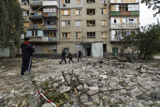 Las personas caminan entre los escombros después de los bombardeos nocturnos en Kharkiv, noreste de Ucrania.