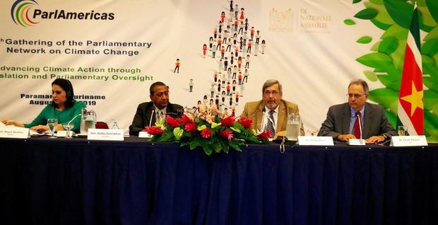 Víctor Viñas durante su participación en el cuarto encuentro de la Red Parlamentaria de Cambio Climático, realizado en Paramaribo, Surinam.