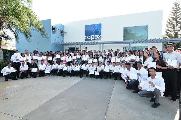 Jóvenes, hijos de los colaboradores del PIVEM (Parque Industrial Víctor Espaillat Mera), quienes egresaron de la versión 2019 del programa “Desarrollo Tecnológico. Futuros Empresarios. 