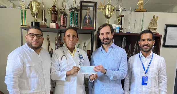 CEF Santo Domingo hace donativo a la Clínica Cruz Jiminián.