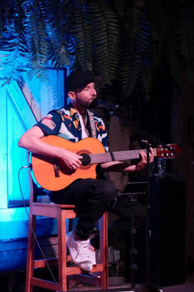 Celestino Esquerré ofrece un recorrido musical inolvidable en su íntimo concierto