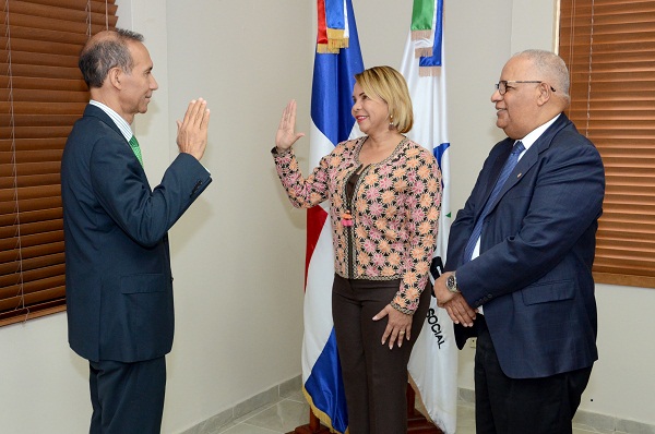 Ministro de Trabajo y presidente del CNSS, Winston Santos, Lidia Feliz, representante del sector de los Profesionales y Técnicos y gerente general del CNSS, Rafael Pérez Modesto durante la juramentación.