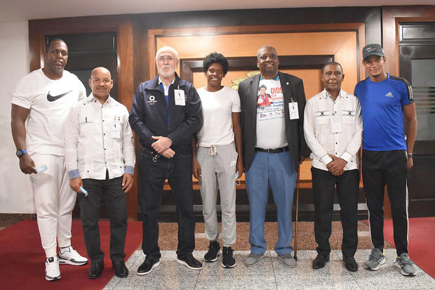 Marileidy Paulino junto a los directivos de la Federación Dominicana de Asociaciones de Atletismo.