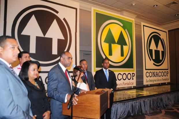 El licenciado Julito Fulcar y otros directivos de CONACOOP anunciaron el concurso para dotar de un himno al cooperativismo dominicano.