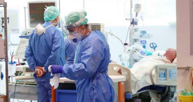 Casos de coronavirus saturan la capacidad de los hospitales de Santiago.