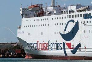 Ferry colisiona contra muelle en Santo Domingo durante maniobra de atraque