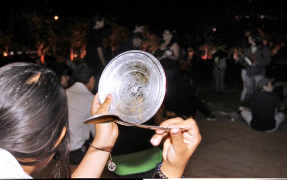 Realizan inusual cacerolazo contra suspensión elecciones en varios sectores de la capital.