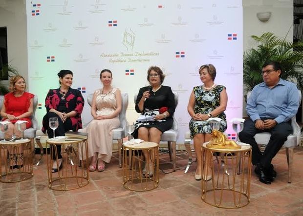 Armidis Galán, Maria Teresa Hermida, Rossy Rivera de Coxaj, presidenta Asociación de Damas Diplomáticas; Verónica Sención, Sharon Campbell y Alvar Ojeda, gerente del Hostal Hodelpa.