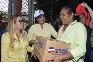Ana María Domínguez, gobernadora de Santiago junto a Iris Guaba directora del Plan Social realizan entrega de cajas navideñas.
