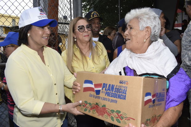 Ana María Domínguez, gobernadora de Santiago junto a Iris Guaba directora del Plan Social realizan entrega de cajas navideñas.