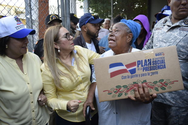 Ana María Domínguez, gobernadora de Santiago junto a Iris Guaba directora del Plan Social realizan entrega de cajas navideñas.