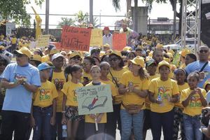 La Biblioteca Infantil y Juvenil República Dominicana (BIJRD), entidad creada por iniciativa de la vicepresidenta de la República, doctora Margarita Cedeño, celebró este domingo su décimo aniversario, con la caminata “Por amor a los libros”, con el objetivo de fortalecer el acercamiento entre los libros y la familia.