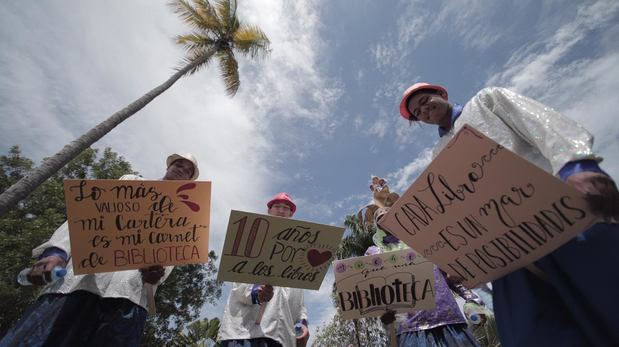 Un grupo de zanqueros ameniza la marcha “Por amor a los libros”, actividad que se realizó en el Jardín Botánico Nacional Doctor Rafael María Moscoso, y en la que cerca de mil personas de todas las edades recorrieron tres kilómetros en un ambiente natural cargado de sorpresas.