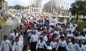 Cientos de personas caminan por los valores cristianos