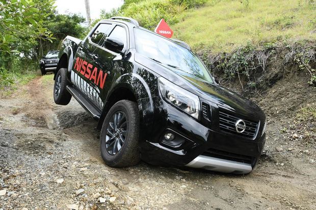 Camioneta Nissan Frontier X-Gear 2019 en plena acción poniendo a prueba sus características en la pista de obstáculos.