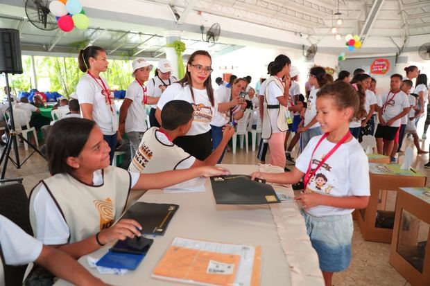 Niños en el campamento de verano de la JCE.