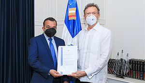 Canciller Roberto Álvarez recibe copias de estilo del embajador designado en el Salvador