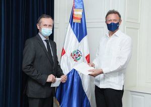 Canciller Roberto Álvarez recibe copias de estilo del embajador designado de la República Francesa