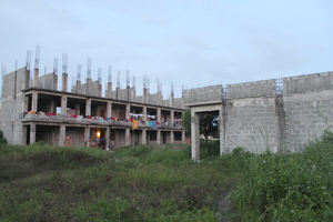Haitianos ocupan escuelas en construcción en Cancino Adentro.