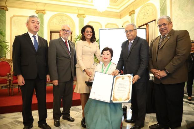 La primera dama Cándida Montilla de Medina encabezó este jueves en el Palacio Nacional el acto de entrega del Premio Nacional de Pediatría 2019, con distinción a las doctoras Yun Zyong Kim, la más destacada, y Tharsis Hernández, en Servicio Social; Acacia Mercedes, en Enseñanza y Sonia Mazara Rosario, en Investigación e Innovación.