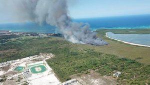 Bomberos contin&#250;an combatiendo el fuego en zona forestal de Punta Cana 