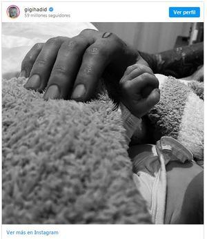 Imagen de la cuenta de Instagram de Gigi Hadid con la que anuncia el nacimiento de su primera hija. EFE