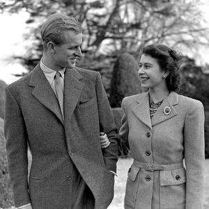 La reina y el duque aparecen aquí en 1947 en su luna de miel en Broadlands en Hampshire.