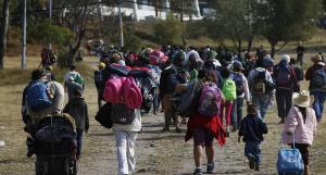 La caravana migrante avanza por el centro de México y un grupo LGBT llega a la frontera