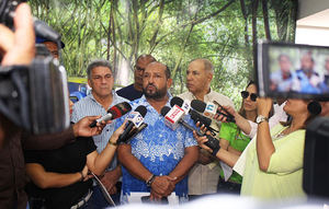 El vicepresidente de Caribe Tours, Paul Guerrero, conversa con medios informativos de la terminal de autobuses de esa empresa de transporte. Se observan, otros ejecutivos.
