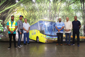 Edgar Alexander Santana, técnico de Intrant; Juan Eladio Solano, gerente general de Caribe Tours; Paul Guerrero, vicepresidente; Heddel Cordero, encargado de publicidad, y Gustavo Paniagua, encargado del departamento legal.