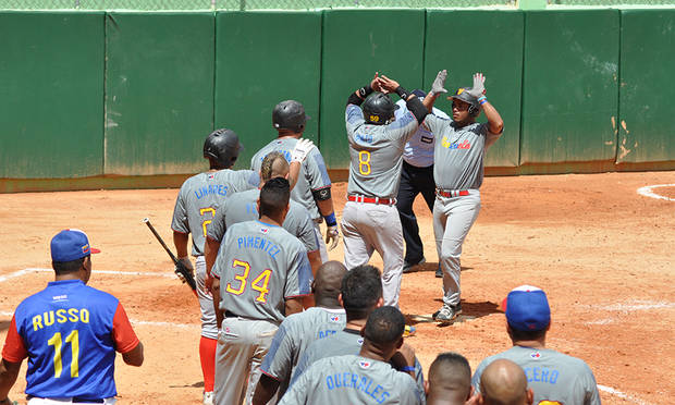 Carlos Carreo celebra victoria. 