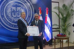 RD condecora al saliente embajador de Cuba