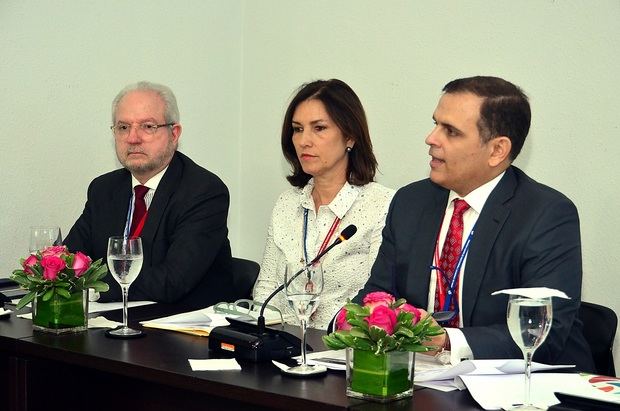 Carlos Fernández, Josefina Vega y Jochi Vicente.