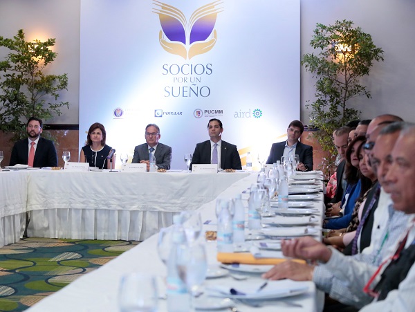 Carlos Rodríguez, Raquel Peña, Franklin León, Robinson Bou y Roberto Guido junto a parte de los asistentes al encuentro de prensa