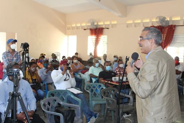 El doctor Carlos Sánchez, diputado al Parlacen, durante la celebración del taller sobre el Tratado de Escazú en Vallejuelo, San Juan de la Maguana, donde participó el liderazgo comunitario y ambiental de esa demarcación. 
