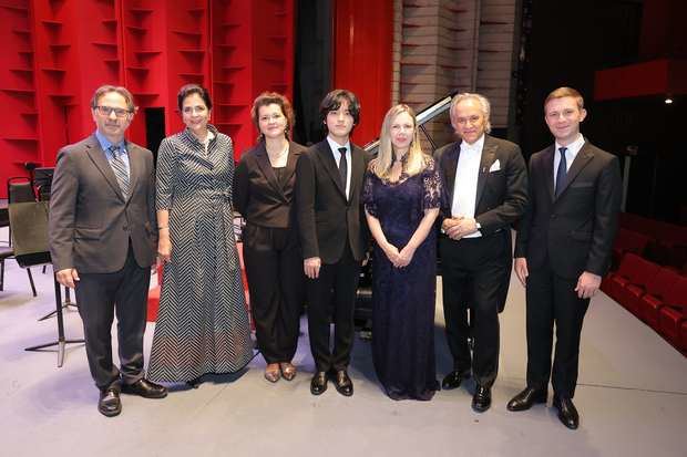 Carlos Veitia, María Amalia León, Anne Geniushene, Yunchan Lim, Margarita Miranda, Jose Antonio Molina y Dmytro Choni.