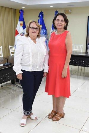Carmen Maria Lirio de Garcia e Ivette Sabbah de Coss.