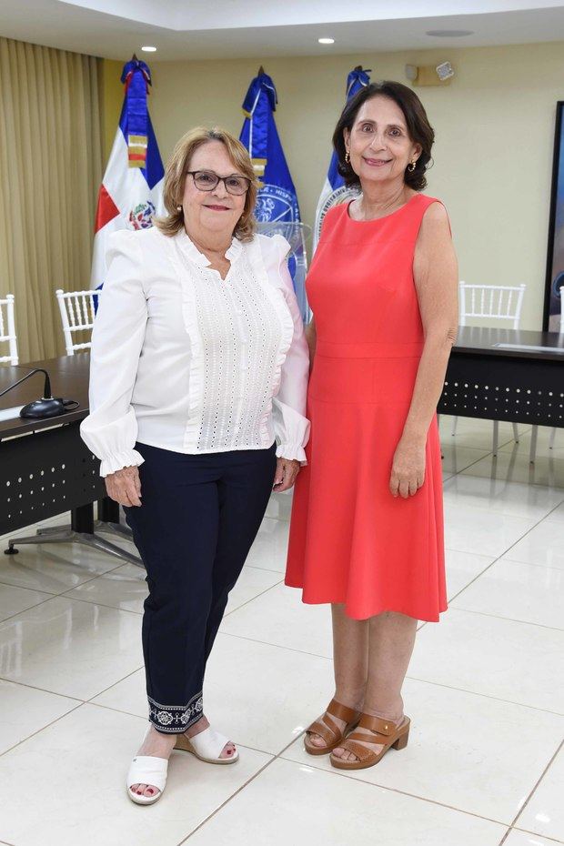 Carmen Maria Lirio de Garcia e Ivette Sabbah de Coss.