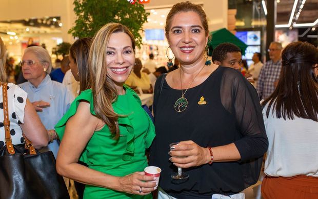 Carmiña Ortiz y Viviana Paredes.