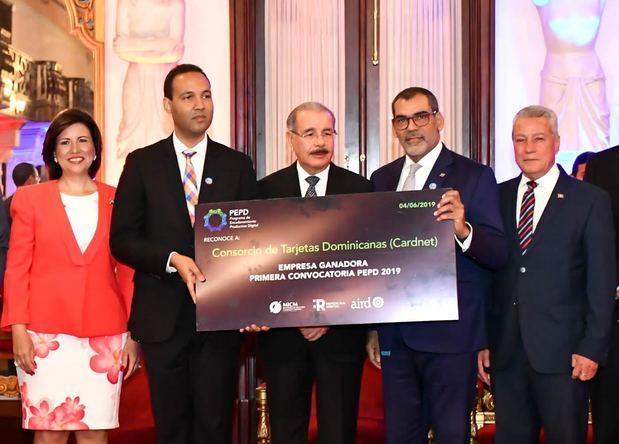 Sra. Margarita Cedeño de Fernández, vicepresidenta de la República Dominicana, Rafael Bueno, representante de Yoyo, Sr. Danilo Medina, Presidente de la República Dominicana, Luis Bencosme, Presidente ejecutivo de CardNET y Nelson Toca Simó, Ministro de Industria y Comercio.