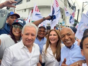 Carolina Mejía junto al senador Antonio Taveras y el diputado Bertico Santana.